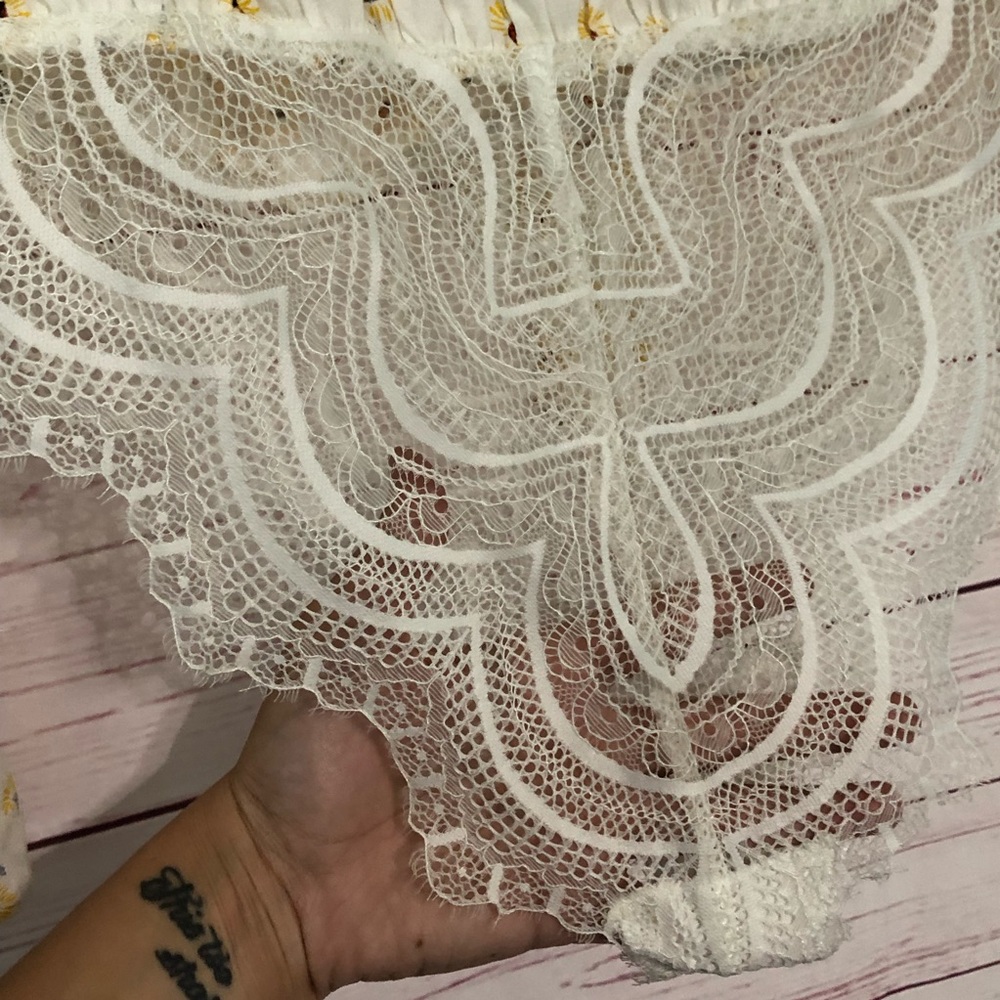 Forties Feels Daisy Print Bell-Sleeve Floral Bodysuit - Picture 13 of 14